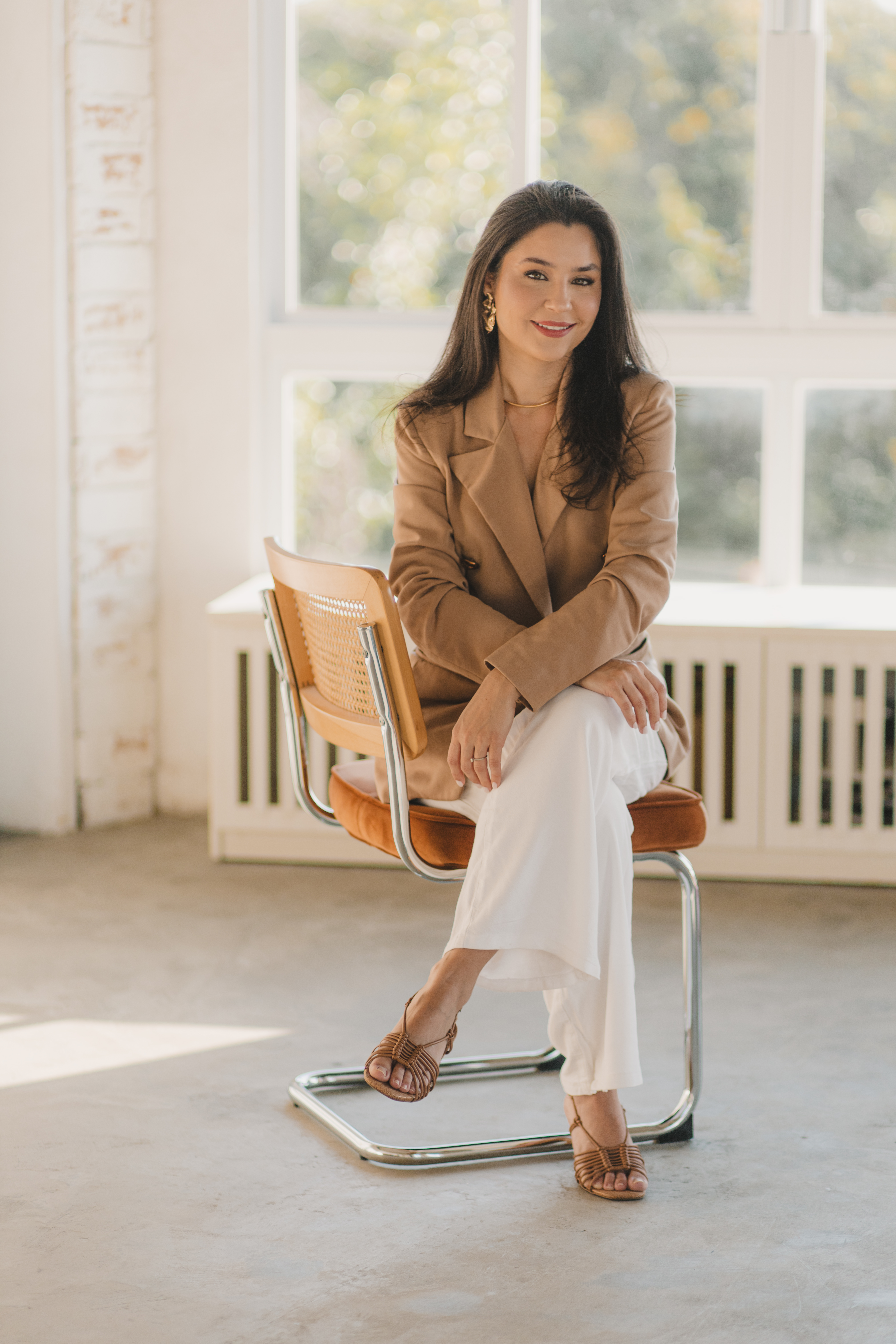 Dra. Daniela Caires em consulta acolhedora com paciente.