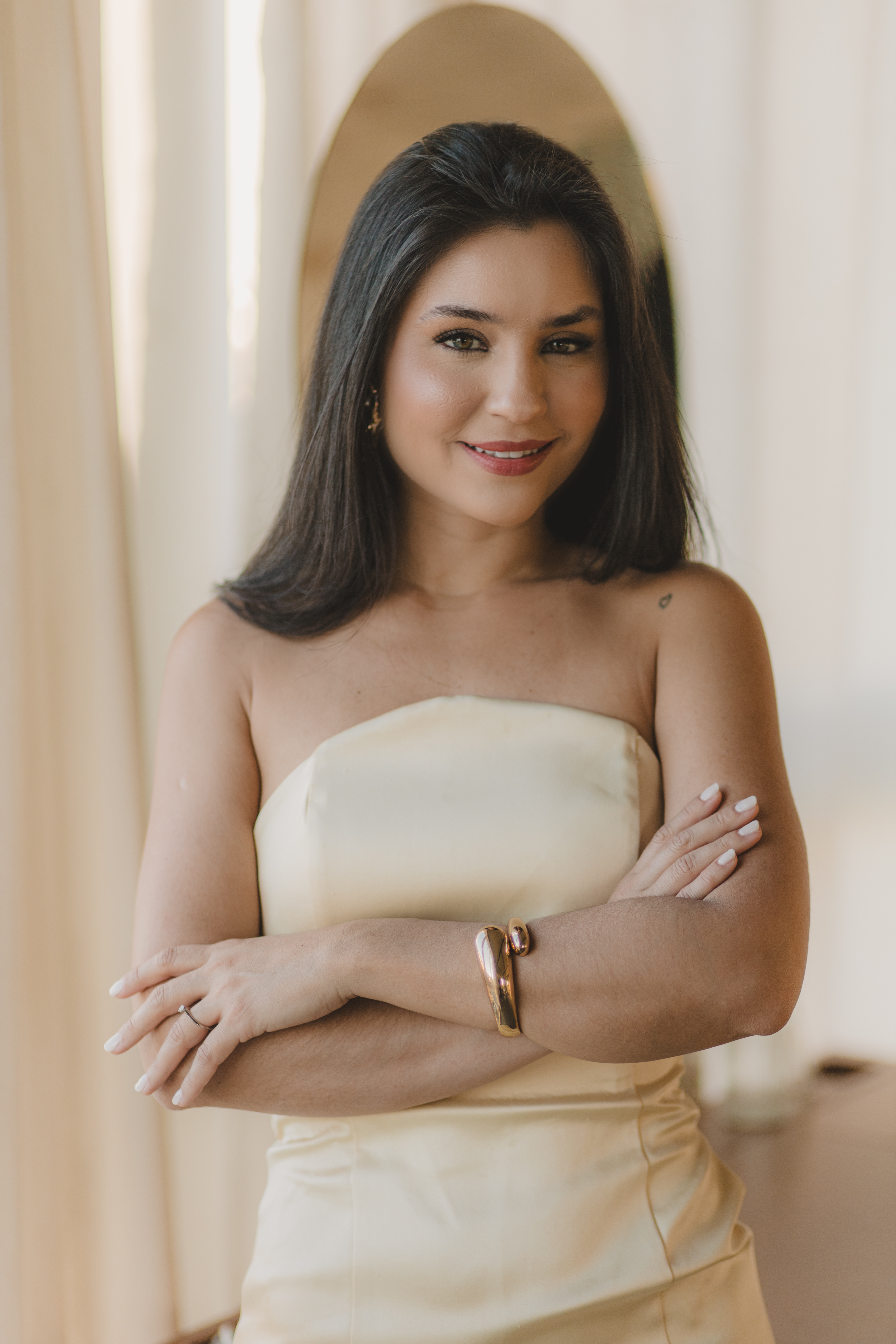 Retrato profissional da Dra. Daniela Caires, ginecologista e obstetra.